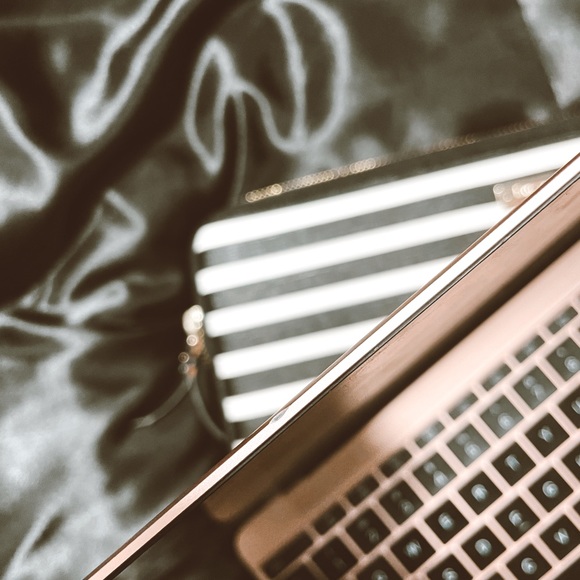 2016 Rose Gold MacBook w/ Kate Spade laptop cover. - Picture 2 of 4